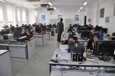 我院組織師生參觀校本部實驗教學中心，提升計算機軟件服務技能